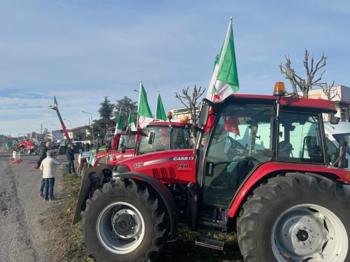 Sindaco di Tortona, presidente della provincia e Ornella Muti condividono la “protesta dei trattori”