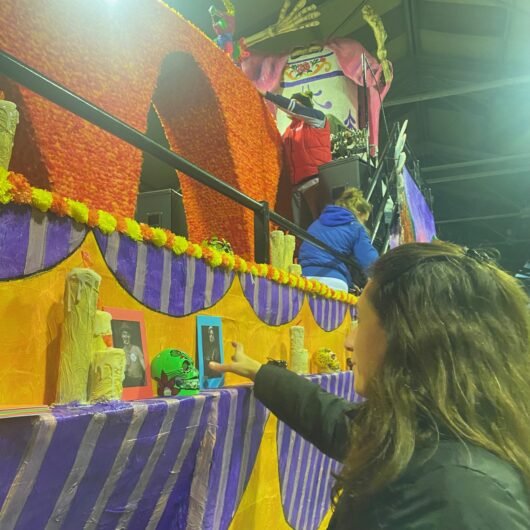 Il carro un “poco loco” di Sezzadio pronto per il Carnevale al quartiere Cristo di Alessandria