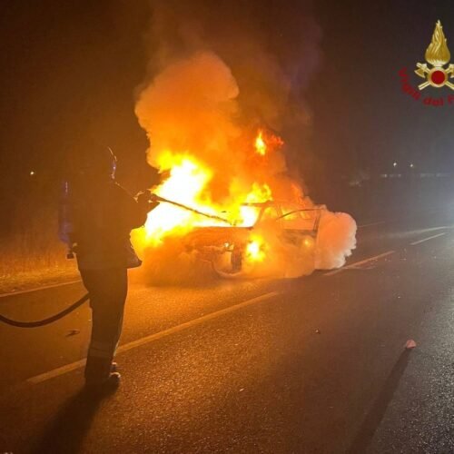 In fiamme vettura sulla provinciale a Cerreto. Vigili del Fuoco spengono le fiamme