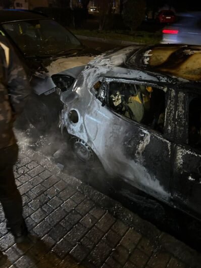 Due auto distrutte dalle fiamme in Spalto Borgoglio