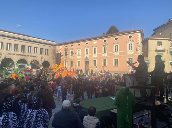 A San Salvatore Monferrato la sfilata dei carri di Carnevale