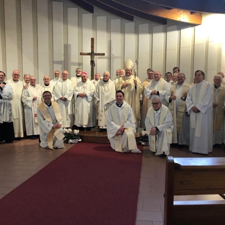 Gli auguri del Vescovo Gallese e dei sacerdoti alessandrini a Don Guido Ottria per i suoi 100 anni