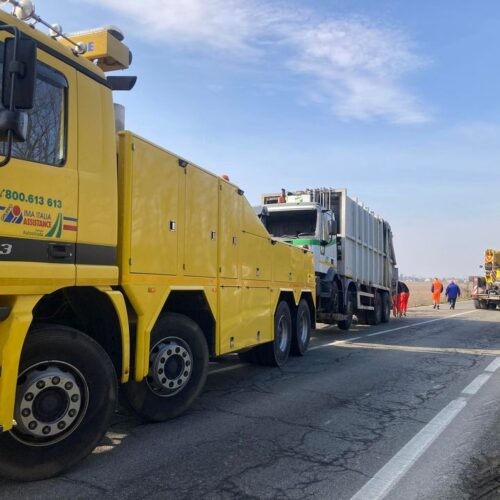 Rimosso il camion uscito di strada a Torre Garofoli: riattivata la circolazione tra Alessandria e Tortona