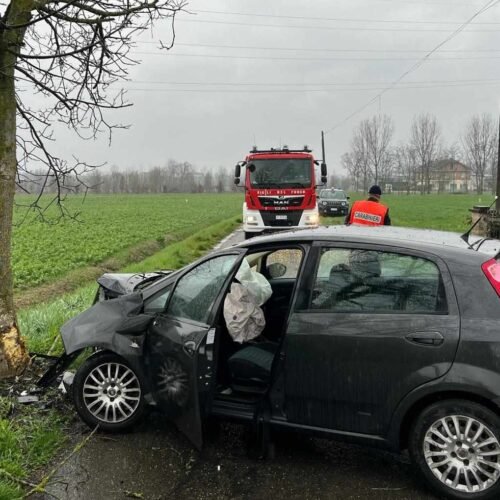 Incidente a Villaromagnano: auto sbatte contro un albero. Due persone ferite