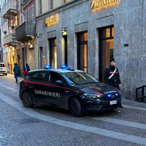 Aggrediscono alle spalle una anziana mentre preleva al bancomat a Pavia e la rapinano. Arrestati poco dopo dai Carabinieri