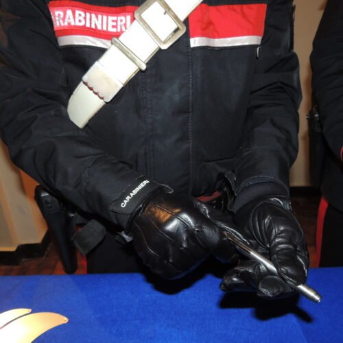 Non si ferma all’alt dei Carabinieri: trovato in possesso di una penna pistola e di 8 dosi di cocaina