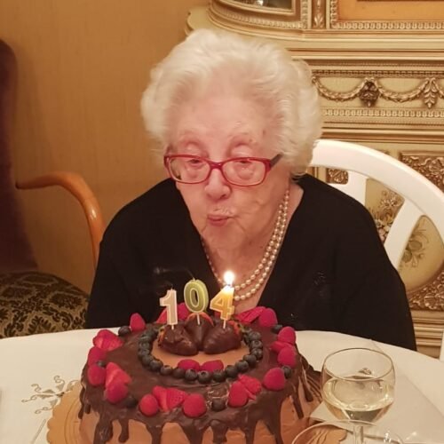 Una super nonna di 104 anni: festa di compleanno speciale per l’alessandrina Tina Angrisani