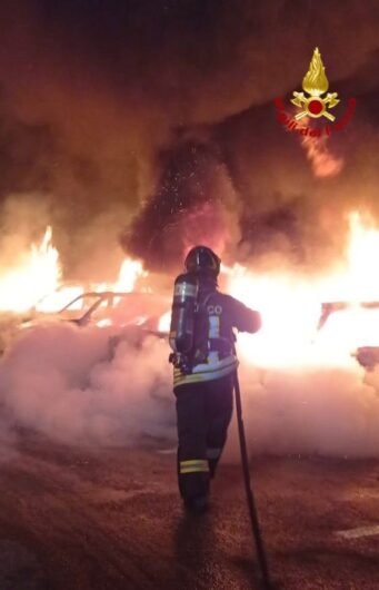 Paura a Vimodrone: incendio distrugge cinque auto in un autosalone