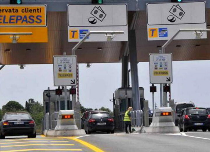 Rimozione autocisterna ribaltata: lavori nella notte e tratto chiuso verso Milano