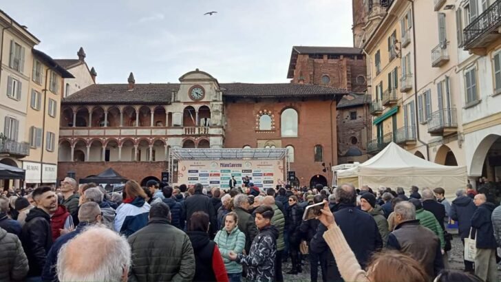 Piazza della Vittoria gremita per la presentazione delle squadre della 115^ Milano-Sanremo