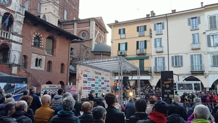 Piazza della Vittoria gremita per la presentazione delle squadre della 115^ Milano-Sanremo