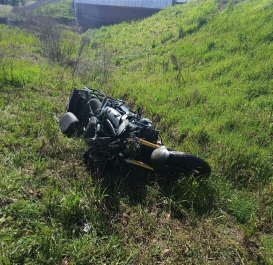 Auto contro moto a Capriata: motociclista grave in ospedale