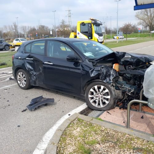 Incidente in Via Vigentina a Pavia: due auto coinvolte, nessun ferito grave