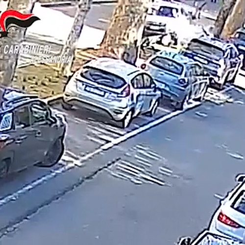 Il VIDEO della terribile aggressione a Novi. Ex Carabiniere interviene e salva la donna