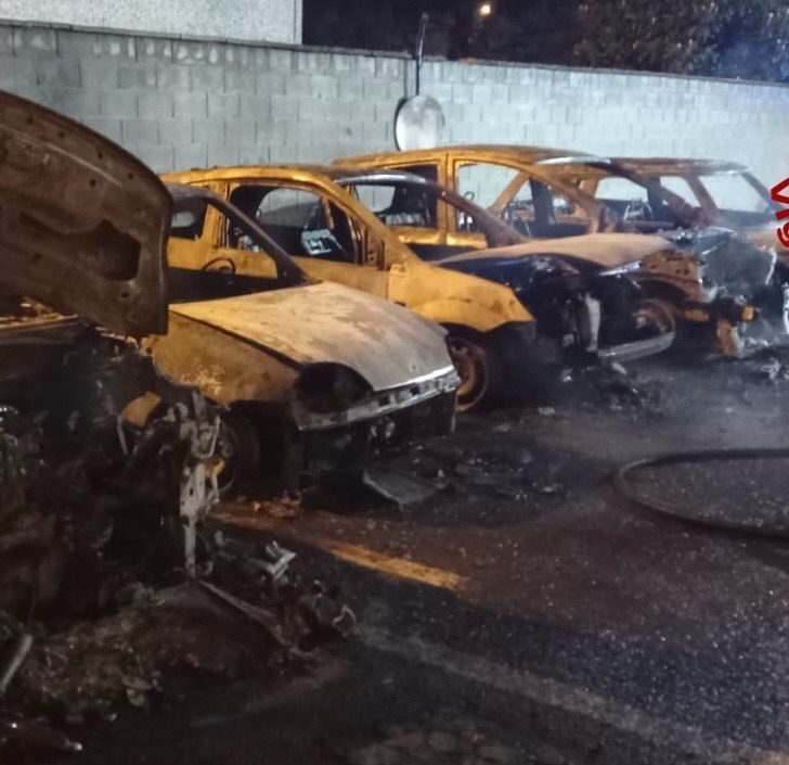 Paura a Vimodrone: incendio distrugge cinque auto in un autosalone