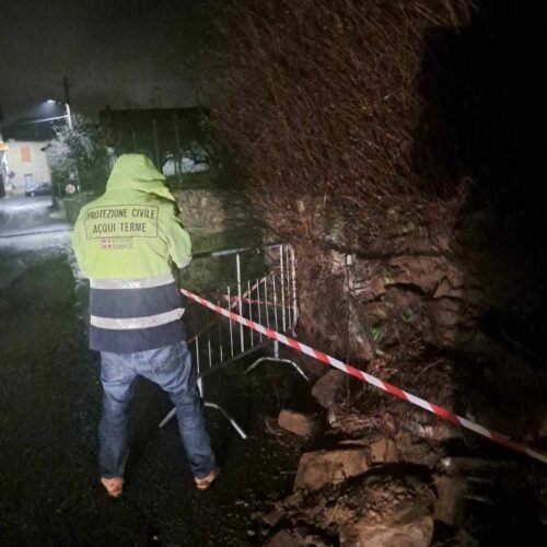Maltempo: crolla un muro nella frazione acquese di Ovrano. Sul posto la Protezione Civile