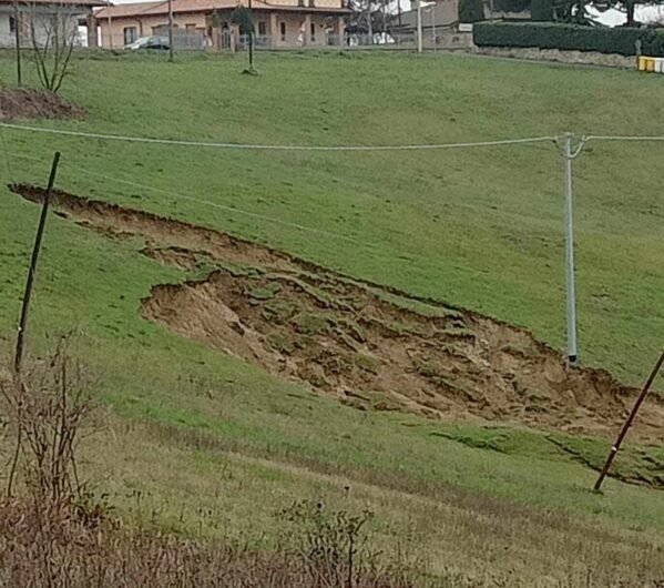 Frana nella frazione acquese di Moirano: nessuna struttura coinvolta. Lunedì sopralluogo dei geologi regionali