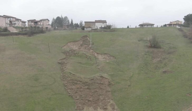 Frana nella frazione acquese di Moirano: nessuna struttura coinvolta. Lunedì sopralluogo dei geologi regionali