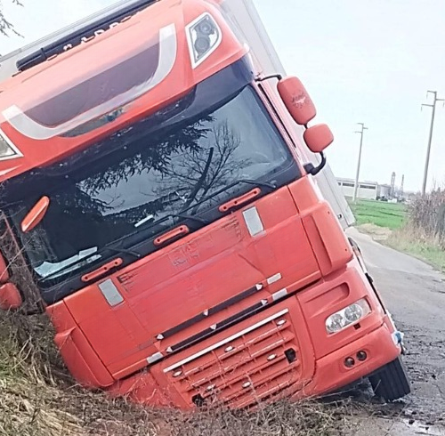 Camion esce di strada a Castelnuovo Scrivia: nessun ferito