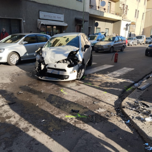 Scontro all’incrocio a Novi: auto finisce sul marciapiede