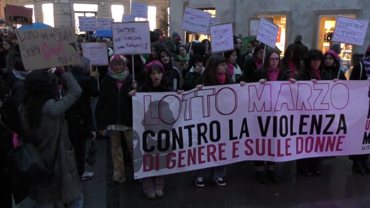 8 marzo, ad Alessandria il corteo di Non Una di Meno contro la violenza sulle donne: “La pioggia non ci ferma”