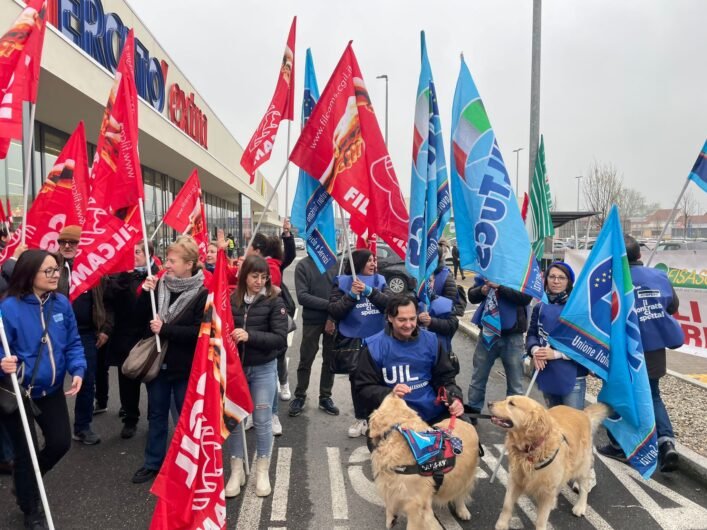 Ad Alessandria il presidio dei sindacati contro il mancato rinnovo del contratto dei lavoratori dei supermercati