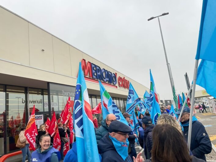 Ad Alessandria il presidio dei sindacati contro il mancato rinnovo del contratto dei lavoratori dei supermercati