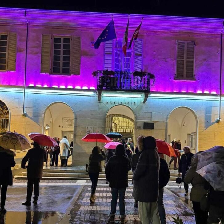 8 marzo: a Casal Cermelli il palazzo comunale si è illuminato di rosa