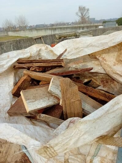 Cimitero di Alessandria, la segnalazione: “Materiale non smaltito da mesi genera cattivi odori”