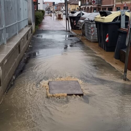 Maltempo, marciapiedi allagati a Spinetta: Protezione Civile al lavoro con le idrovore
