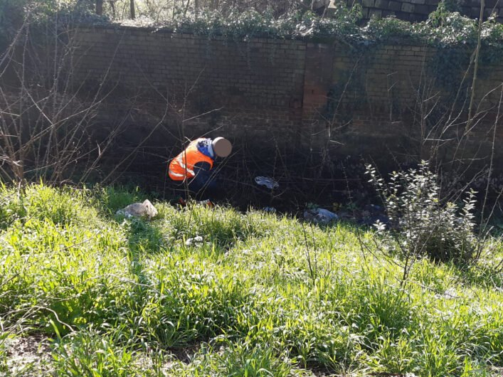 A Tortona pulizia straordinaria di via Muraglie Rosse: rimossi rifiuti abbandonati e sterpaglie