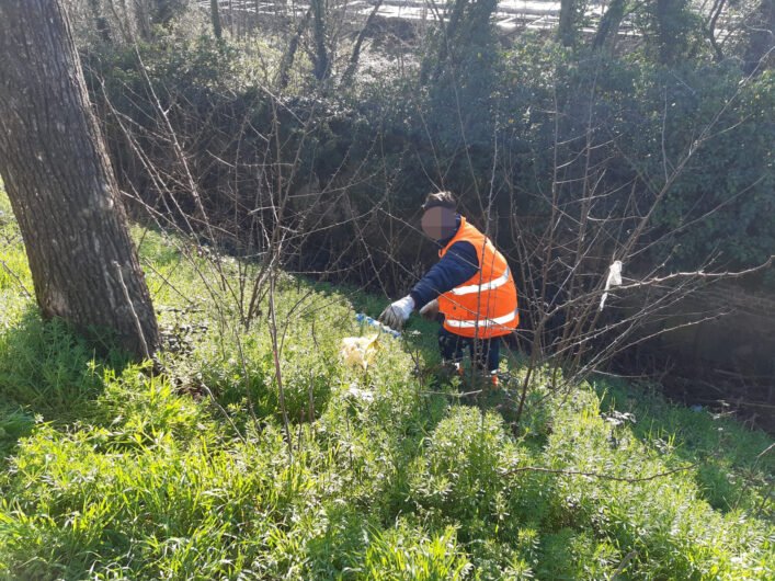 A Tortona pulizia straordinaria di via Muraglie Rosse: rimossi rifiuti abbandonati e sterpaglie