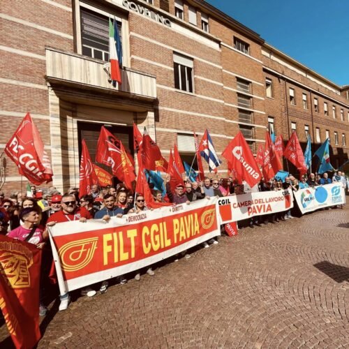 Sindacati in piazza a Pavia per il lavoro e le pensioni: “Basta precariato e morti sul lavoro”