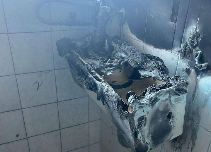 Le immagini dell’incendio appiccato nei bagni dell’Istituto Volta