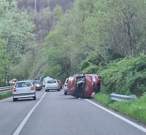 Auto ribaltata tra Ovada e Rossiglione: forti rallentamenti al traffico