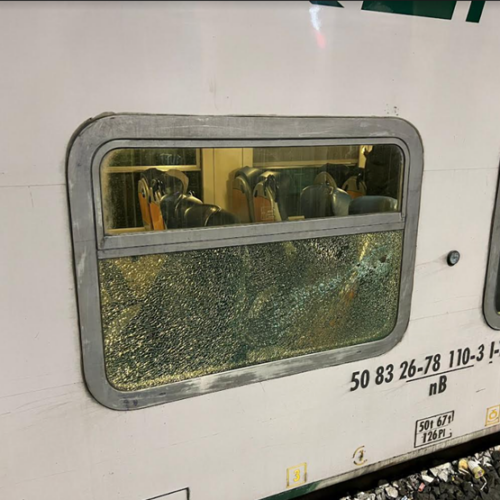 Danneggiò i finestrini di un treno e fece annullare la corsa: rintracciato e denunciato