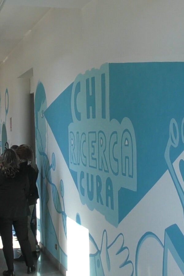 Un murale per valorizzare la ricerca: il Dipartimento dell’Ospedale di Alessandria premia l’arte di Lele Gastini