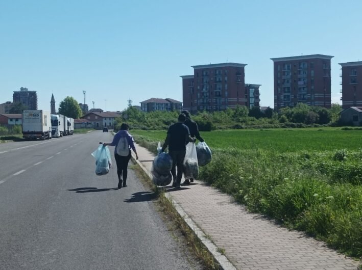 Ad Alessandria i volontari di Plastic Free raccolgono i rifiuti abbandonati al quartiere Cristo
