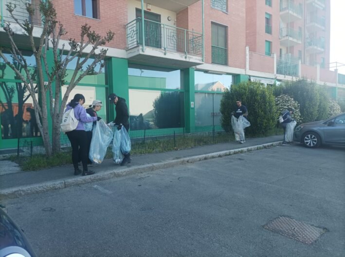 Ad Alessandria i volontari di Plastic Free raccolgono i rifiuti abbandonati al quartiere Cristo