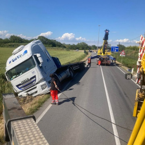 Camion perde controllo a Pozzolo: strada chiusa per la rimozione