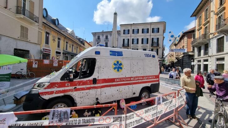 I segni della guerra. In piazzetta della Lega l’ambulanza crivellata di colpi in Ucraina