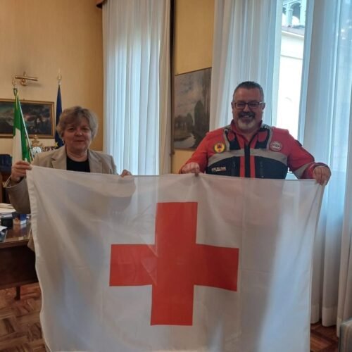 La Croce Rossa consegna la sua storica bandiera al Prefetto per festeggiare la Giornata Mondiale della CRI