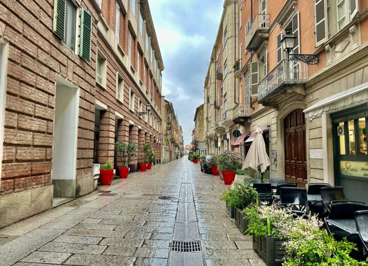 Aperure a ripetizione in via Dante ad Alessandria: “Luogo vivo e vitale”