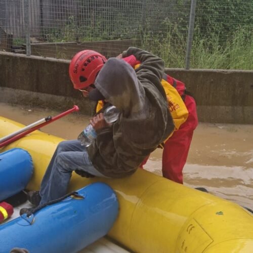 Uomo salvato dalle acque del Lambro a Milano: intervento eroico della squadra SAF