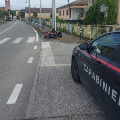 Finisce con lo scooter contro un palo: giovane soccorso dai Carabinieri