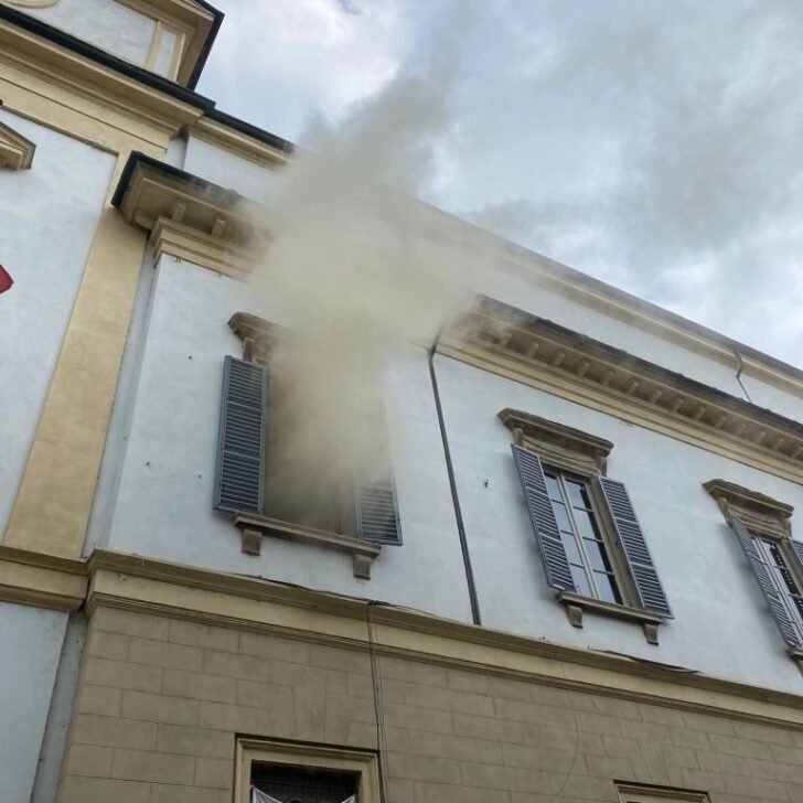 Fumo all’Università di Pavia in Strada Nuova: Vigili del Fuoco in azione