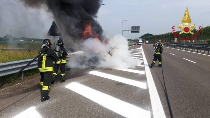 Incendio vettura sulla A53. Vigili del Fuoco di Pavia spengono le fiamme