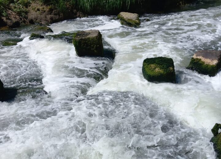 Ancora schiume nel fiume Bormida vicino allo scarico del Polo Chimico: in corso gli accertamenti di Arpa