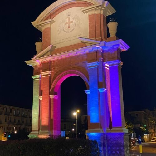 Giornata contro l’omo-lesbo-bi-transfobia: luci arcobaleno sull’arco di piazza Matteotti