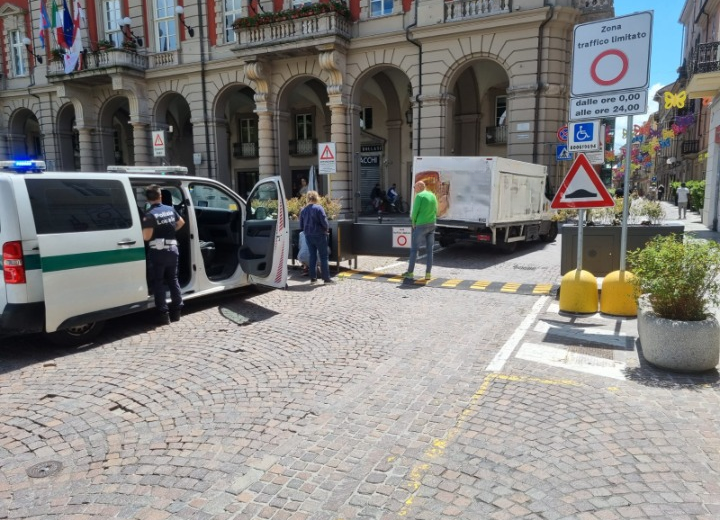 Danneggiata la fioriera mobile in piazza Libertà: sabato sarà riparata